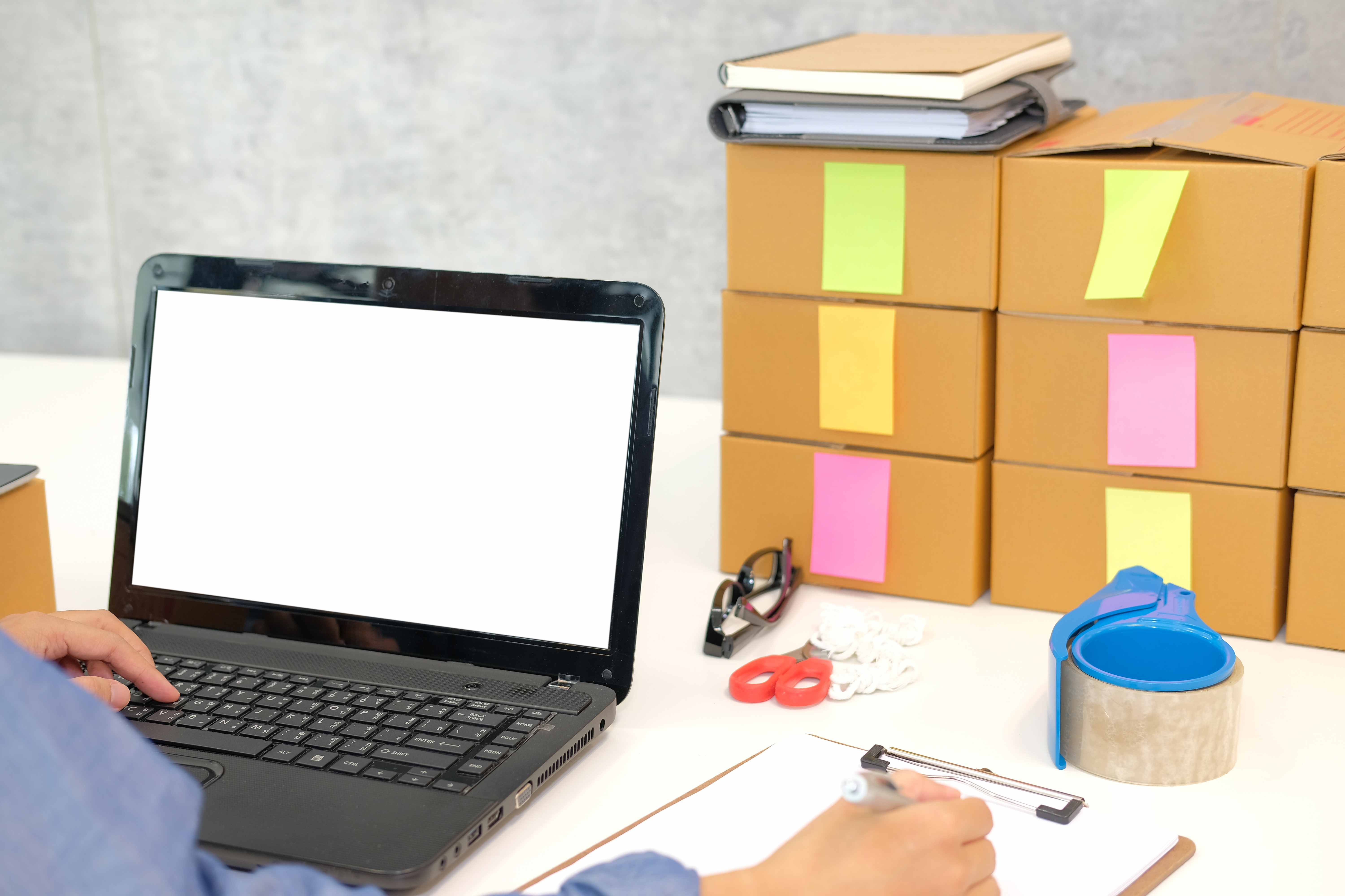 Как найти модель ноутбука на коробке и в документации